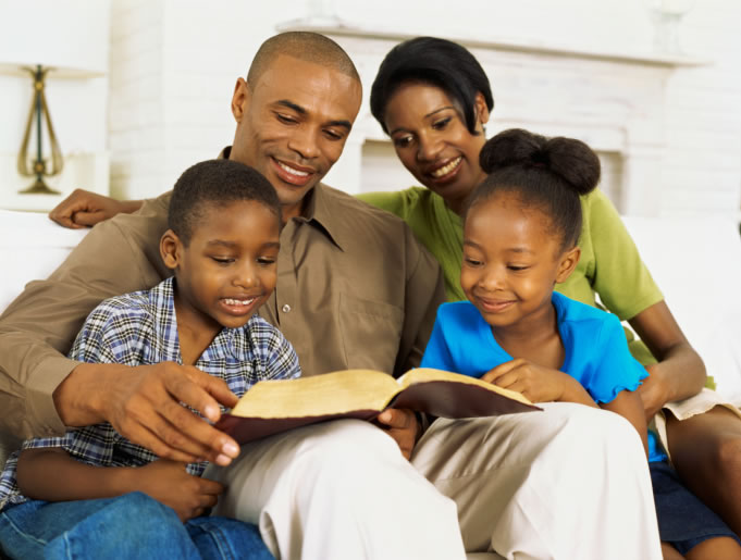 Cinco coisas que pais cristãos devem fazer para criar filhos piedosos em um mundo secular